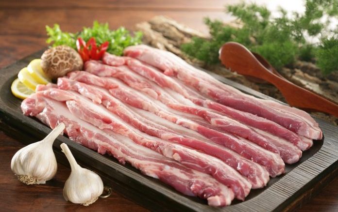 mơ thấy thịt lợn đánh con gì